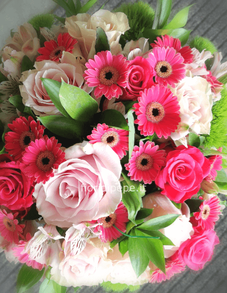 Bouquet assortito di fiori freschi colorati.