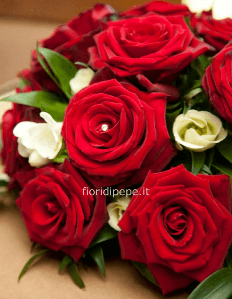 Bouquet di rose rosse e lisianthus.
